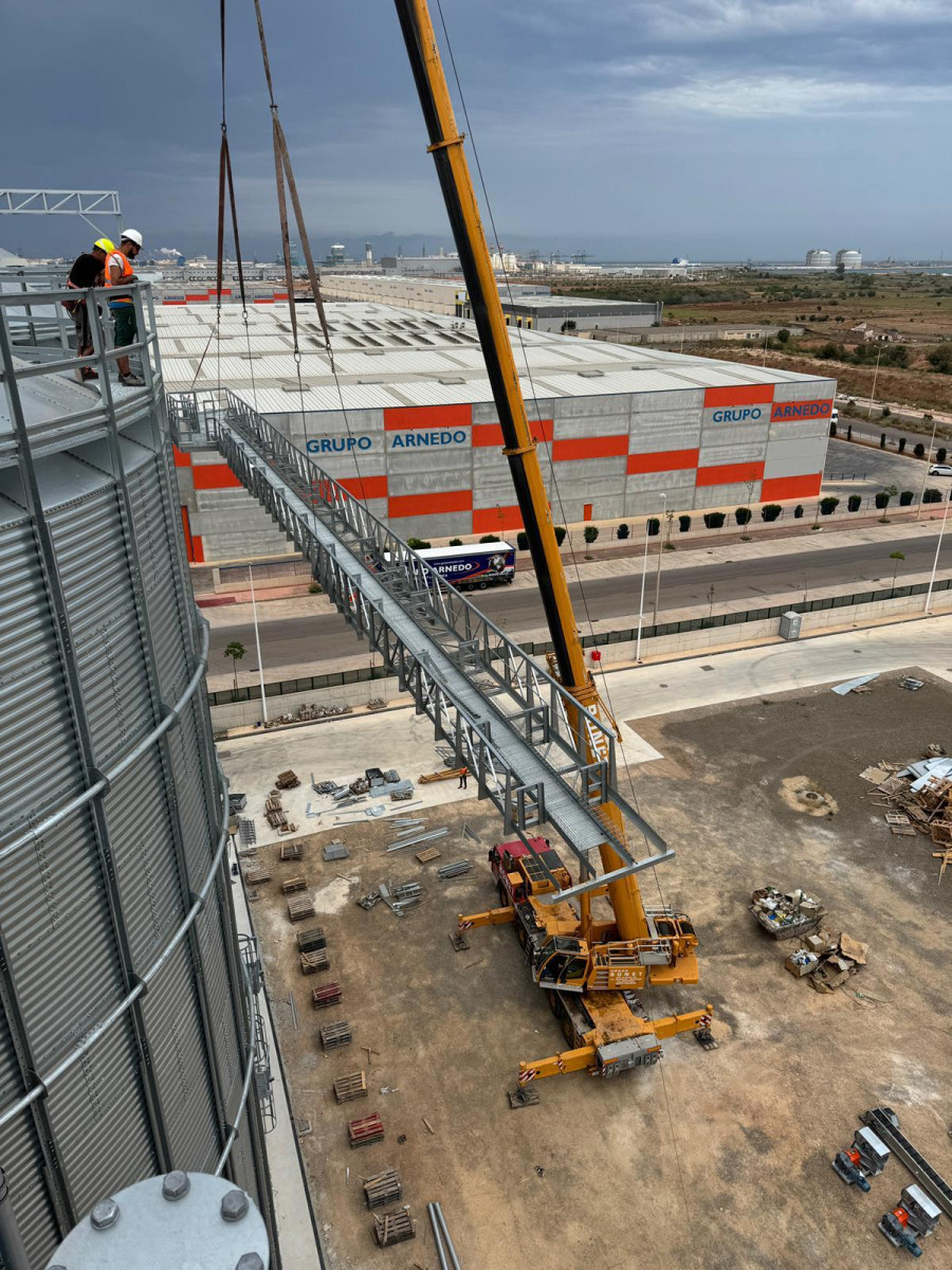 crane lifting catwalks