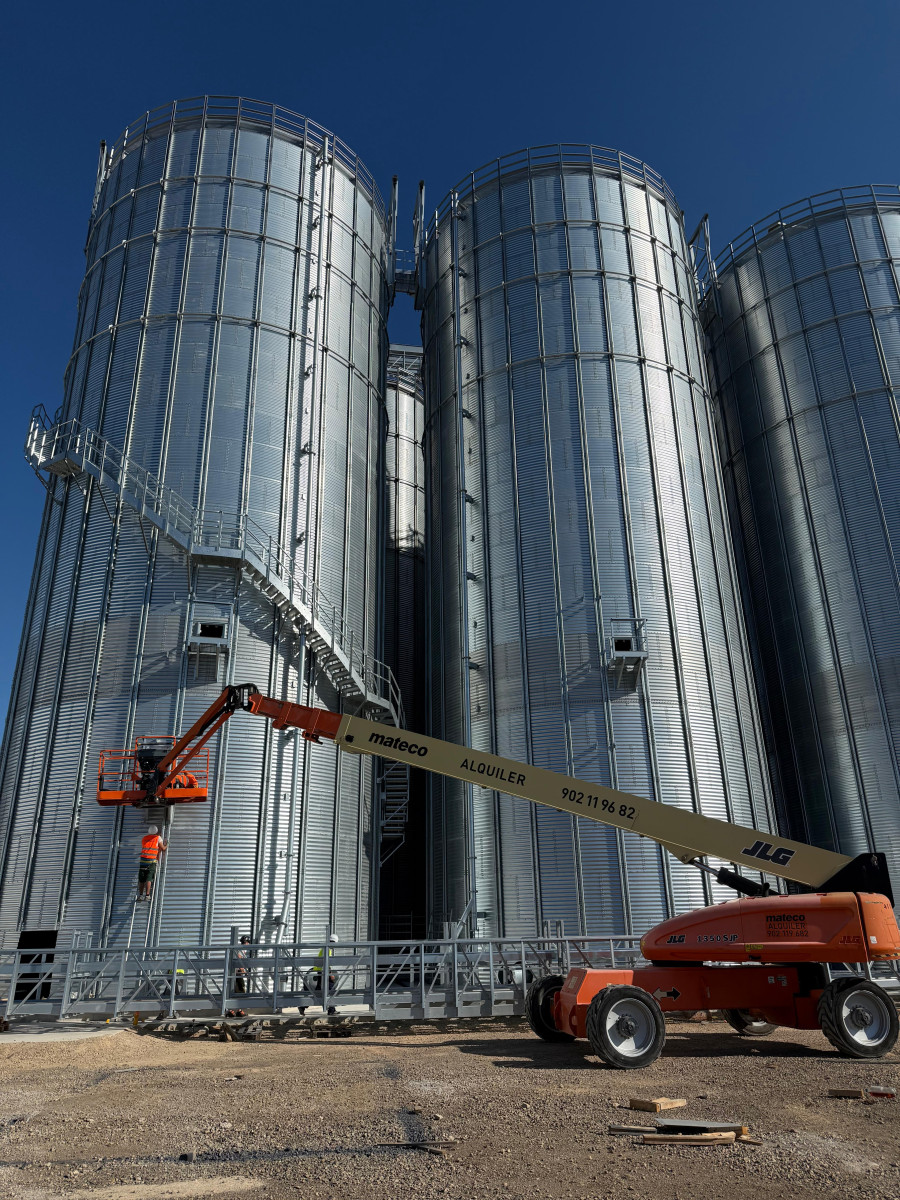 articulated aerial platform used during silo assembly