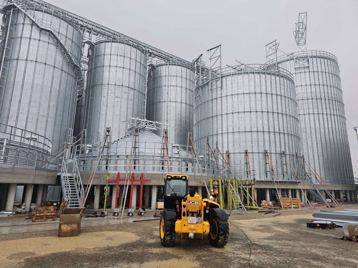 telehandler used at silo assembly