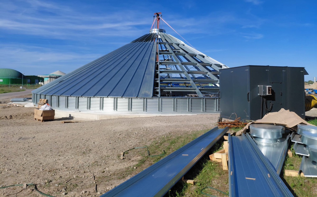 Metal silo roof nearly complete, aeration system installed alongside — Rosilo