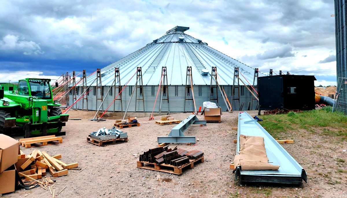 Metal silo roof panel assembly, support structure visible — Rosilo