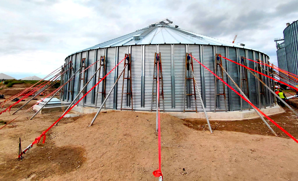 Metal silo secured with anchor straps during assembly — Rosilo